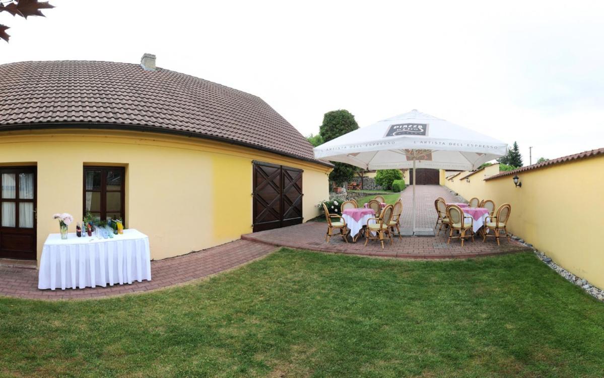 Hotel Penzion a Restaurace Nad Hradem Křivoklát Exterior foto