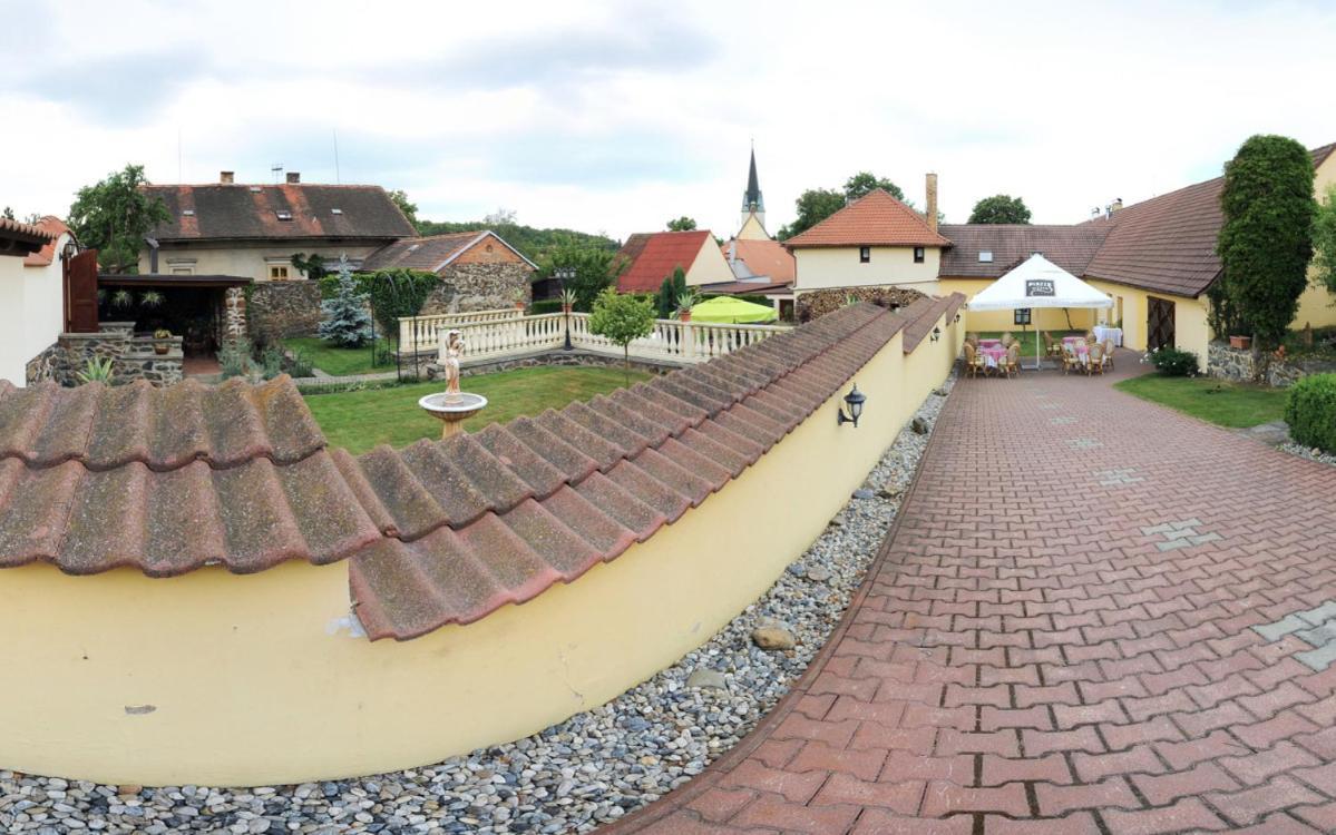 Hotel Penzion a Restaurace Nad Hradem Křivoklát Exterior foto