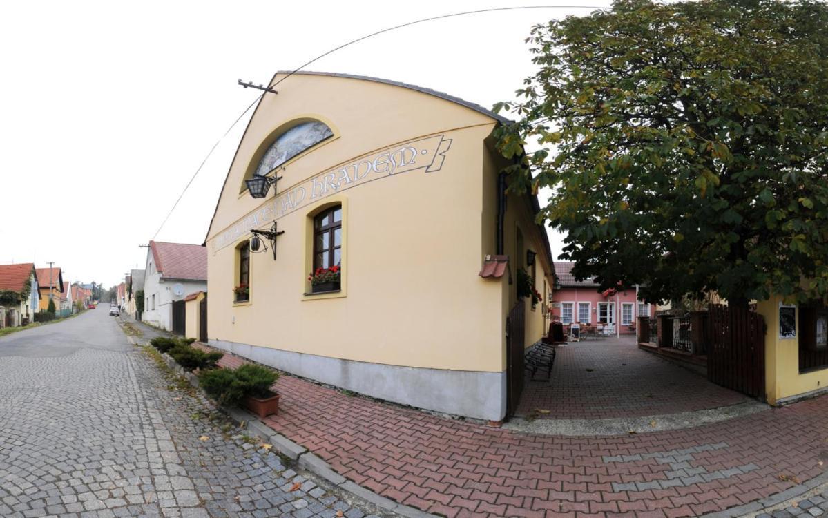 Hotel Penzion a Restaurace Nad Hradem Křivoklát Exterior foto